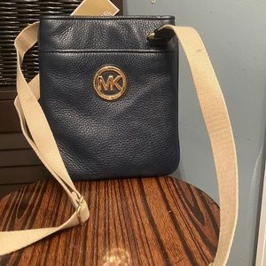 Micheal kors crossbody bag
